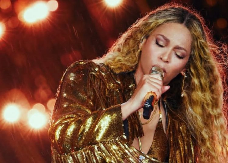 calca-de-beyonce-cai-durante-show-em-londres-–-jovem-pan