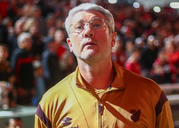 por-alisar-petraglia, hellmann-sera-o-culpado-por-futuras-derrotas-do-athletico-|-augusto-mafuz