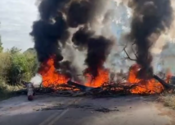 moradores-protestam-contra-buracos-e-trafego-pesado-na-estrada-da-usina-sao-joao,-em-campos