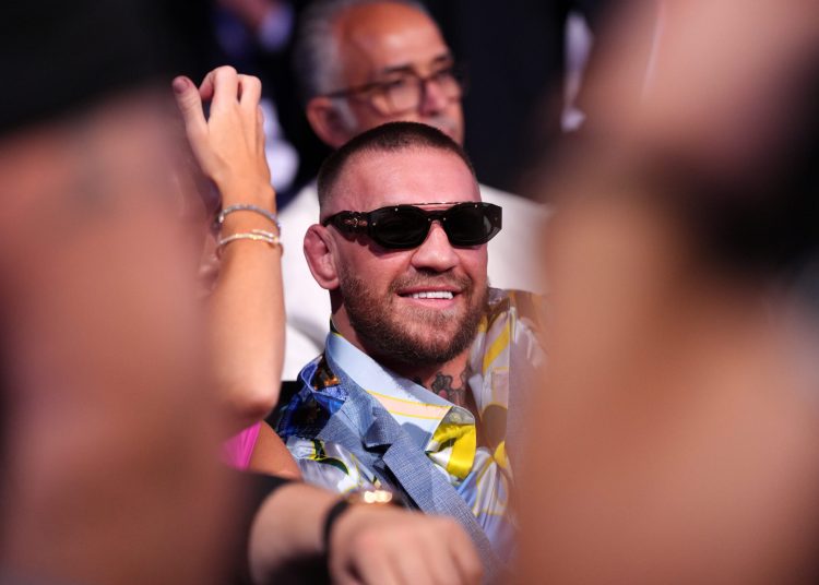 conor-mcgregor-surtando-em-boate-e-agredindo-outro-homem