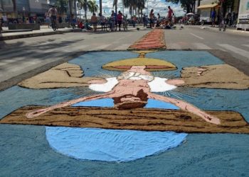 corpus-christi:-campos-tem-ruas-interditadas-para-confeccao-de-tapetes-e-procissao