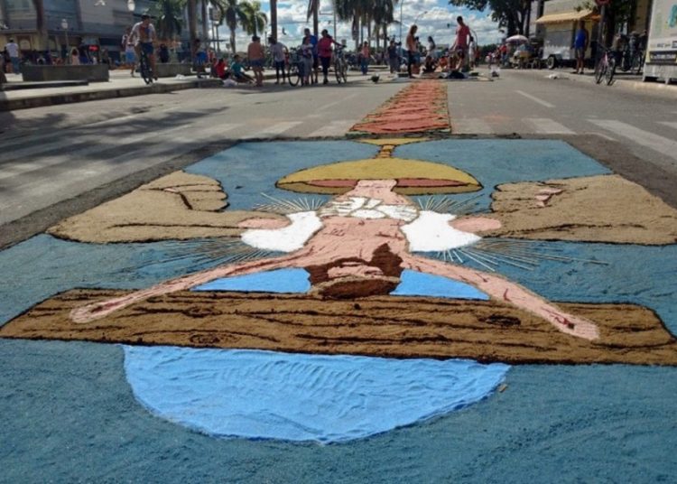 corpus-christi:-campos-tem-ruas-interditadas-para-confeccao-de-tapetes-e-procissao
