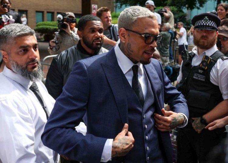 chris-brown-se-declara-inocente-em-processo-de-agressao-em-boate-em-londres-–-jovem-pan