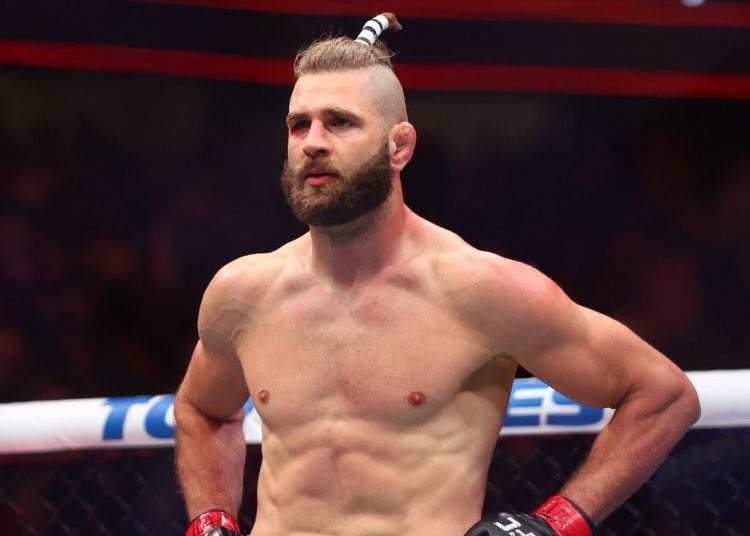 ufc:-prochazka-tenta-passar-poatan-para-tras-e-desafia-ankalaev