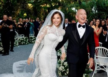 jeff-bezos,-fundador-da-amazon,-e-lauren-sanchez-trocam-aliancas-em-veneza-–-jovem-pan