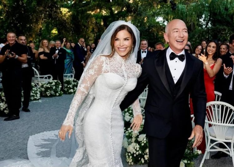 jeff-bezos,-fundador-da-amazon,-e-lauren-sanchez-trocam-aliancas-em-veneza-–-jovem-pan