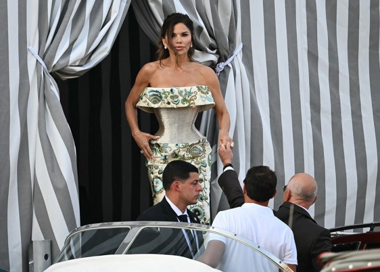 lauren-sanchez-revela-vestido-de-noiva-dourado-para-casamento-com-jeff-bezos-em-veneza-–-jovem-pan