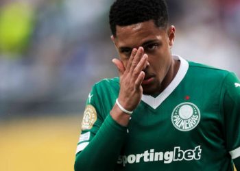 vitor-roque-tenta-cavar-penalti,-e-substituido-e-torcida-nao-perdoa: