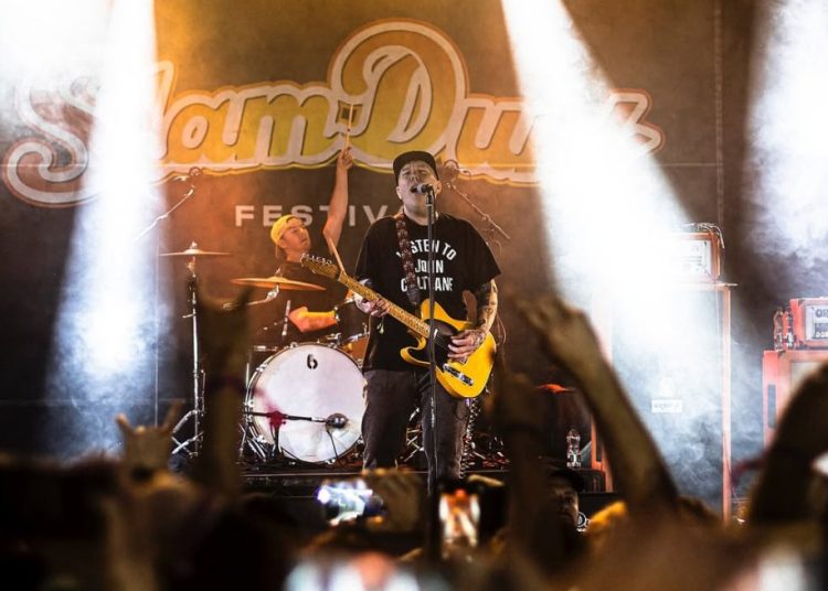 banda-americana-lanca-disco-com-cinzas-do-pai-do-vocalista-e-enfrenta-proibicao-em-oito-estados-dos-eua-–-jovem-pan