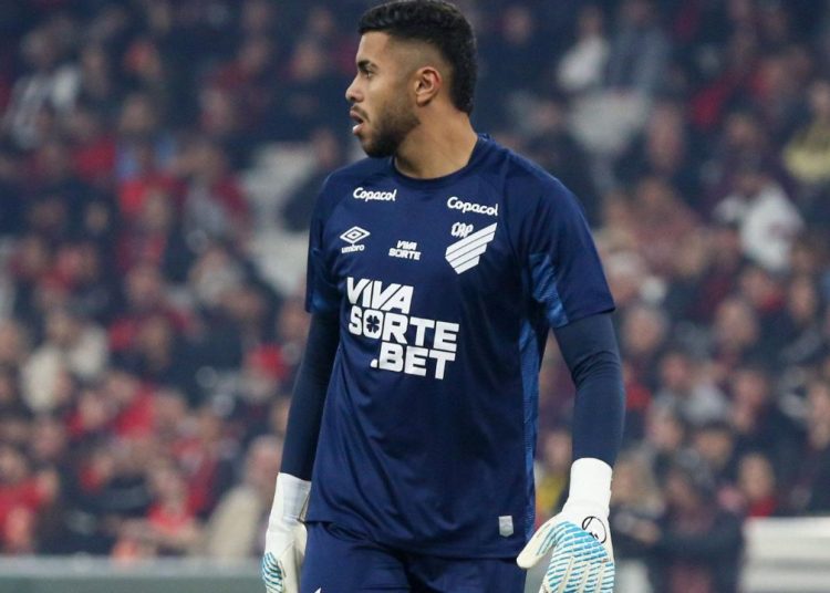 athletico:-odair-explica-futuro-de-mycael-apos-falha-e-protestos-da-torcida