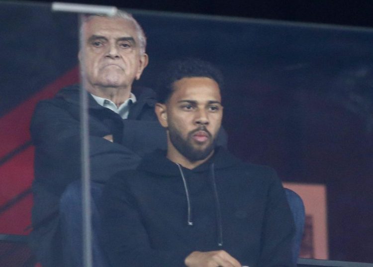 com-futuro-incerto,-renan-lodi-assiste-a-jogo-do-athletico-com-petraglia