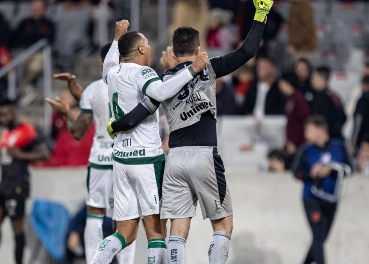 cria-do-coritiba,-tadeu-celebra-marca-historia-contra-o-athletico: