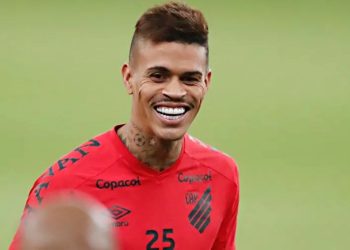 volante-richard,-que-teve-saida-polemica-no-athletico,-acerta-com-o-internacional