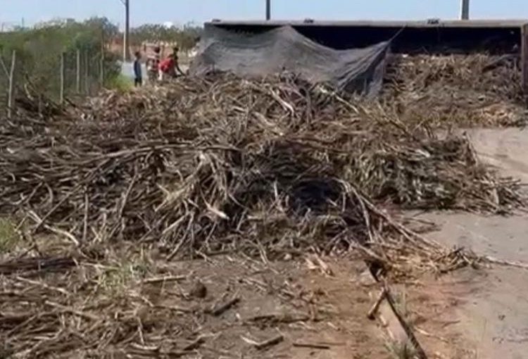 motorista-morre-apos-carreta-com-cana-de-acucar-tombar-na-baixada-campista
