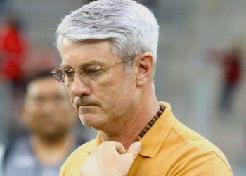 odair-hellmann-faz-de-conta-que-e-tecnico-no-athletico