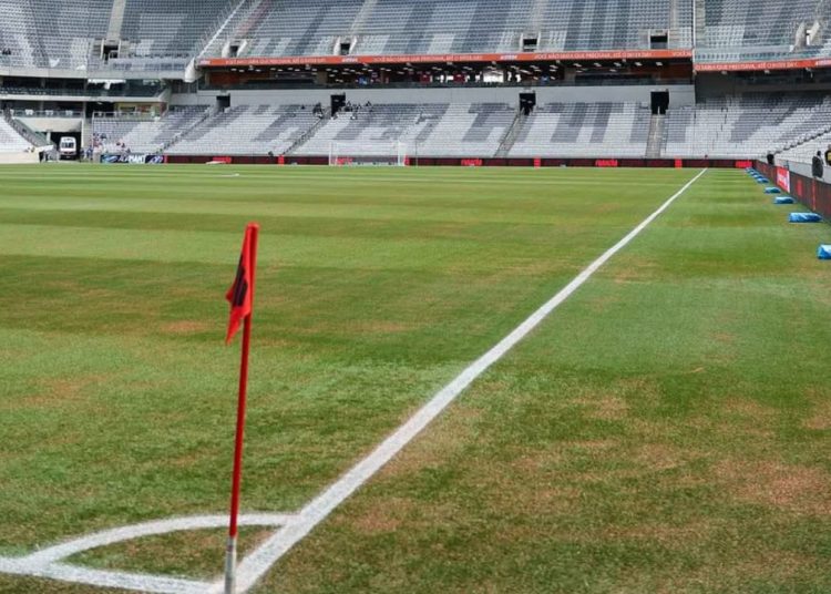 jogadores-do-athletico-reclamam-da-grama-sintetica-da-arena