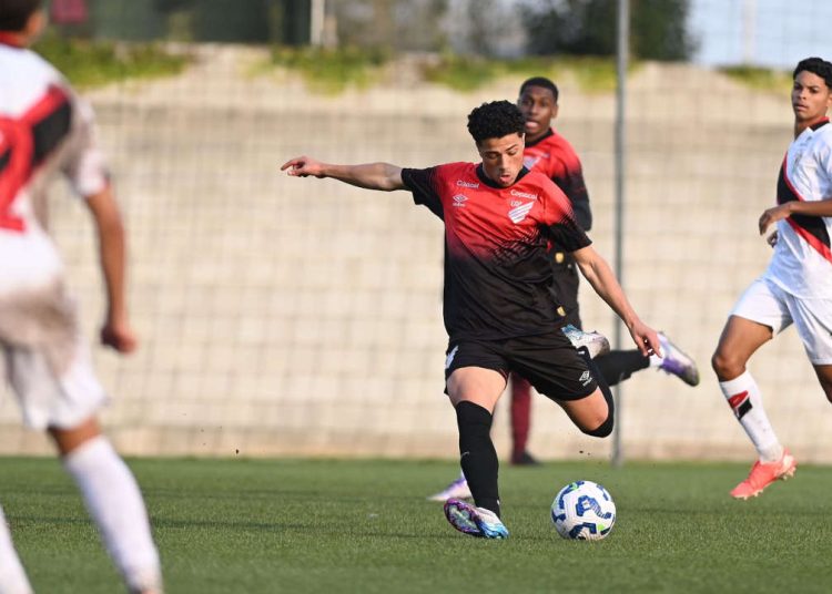 filho-de-idolo-do-athletico-marca-golaco-no-brasileiro-sub-20