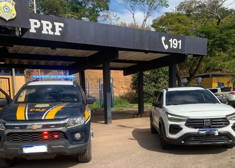 PRF recupera em Campos carro roubado no Rio