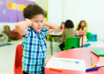 Comissão da Câmara aprova projeto que substitui sinais sonoros por música nas escolas para acolher alunos autistas