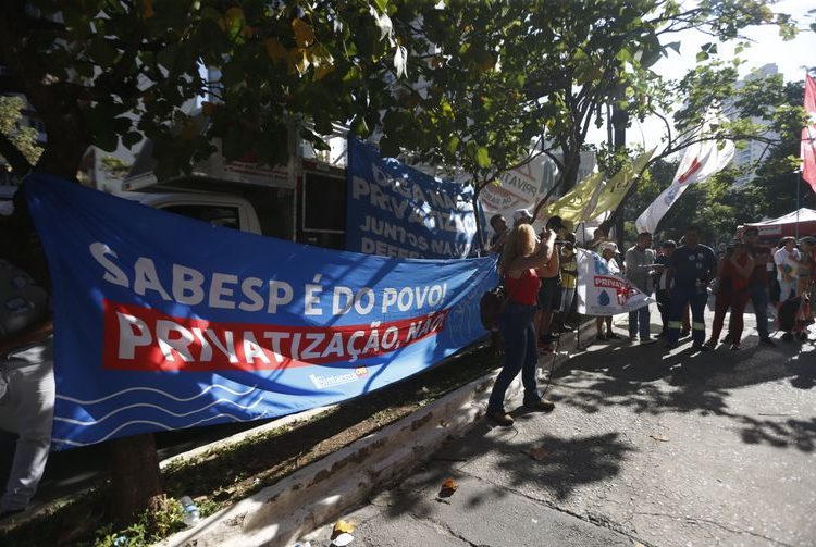 Após privatização, Sabesp registra mais receita, demissão e vazamentos