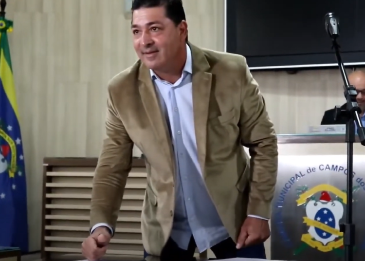 Beto Abençoado toma posse como vereador de Campos