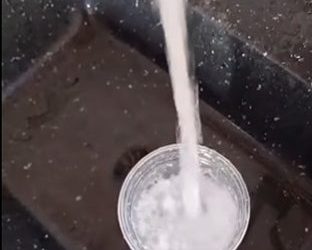 Água com aparência de “sonrisal” revolta moradores de Campos