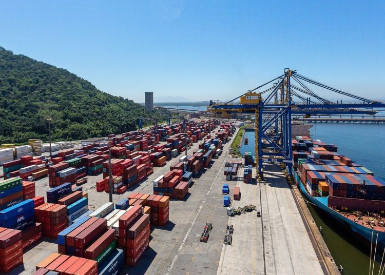 Gecex sobretaxa resinas plásticas dos Estados Unidos e do Canadá
