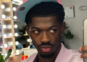 Lil Nas X permanecerá preso até segunda após andar seminu em Los Angeles