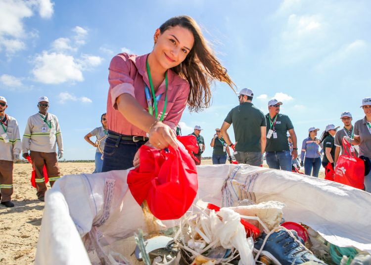 Dia Mundial da Limpeza: Reserva Caruara organiza mutirão para coleta de lixo na praia de Iquipari