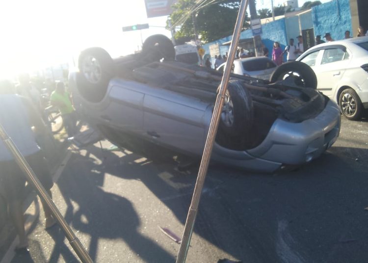 Capotamento de carro interdita trânsito na Av. 28 de Março em Campos