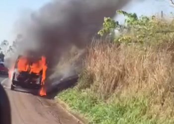 Van pega fogo na BR-101 em Campos