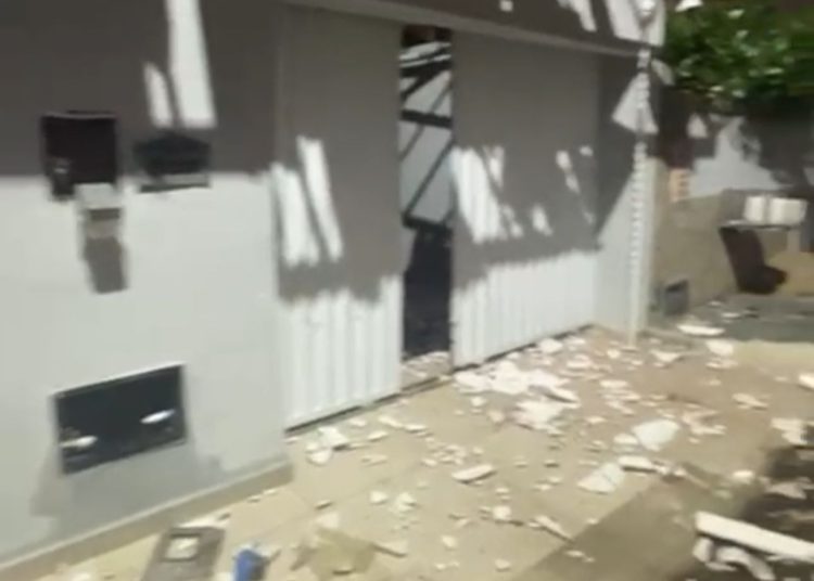 Casa de homem que matou assaltante é depredada enquanto familiares aguardavam sua soltura