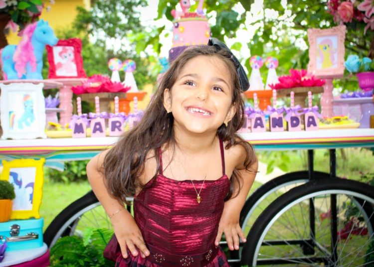 Família aguarda cirurgia de menina com deficiência em meio a impasse com plano de saúde