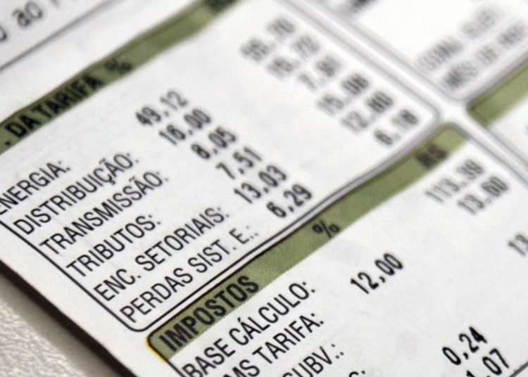 Aneel reduz bandeira para vermelha 1 na conta de luz em outubro