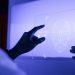 Inteligência artificial ameaça aprendizado da escrita, alerta autor