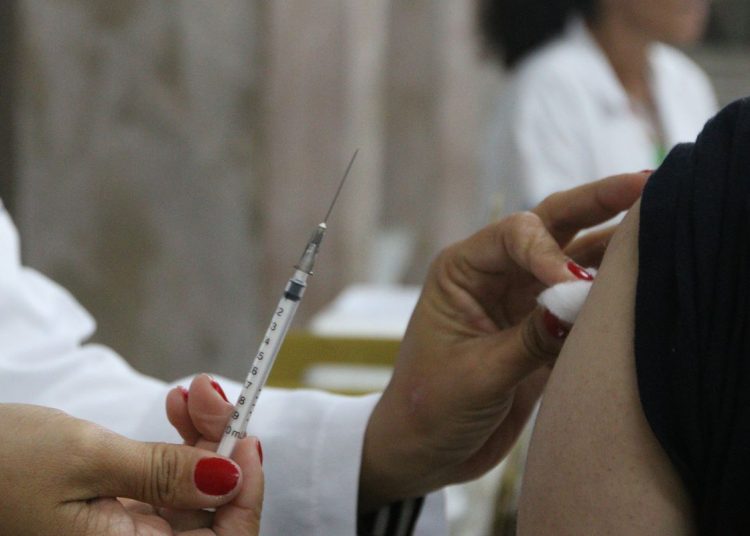 Vacina contra a covid-19 protege gestantes de complicações