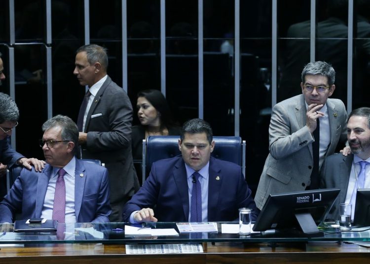 Senado aprova retirada de despesas com tarifaço do teto de gastos