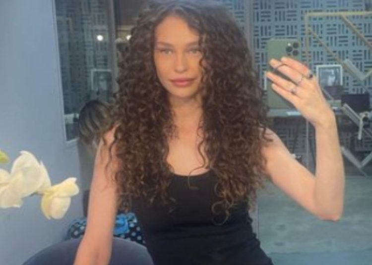 Corpo em decomposição é encontrado no Tesla do rapper D4vd, que se apresentará no Lollapalooza em 2026, no Brasil