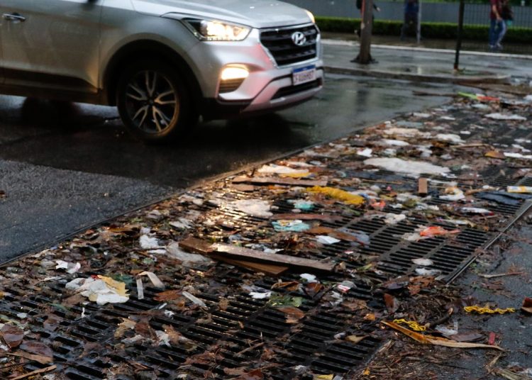 Furto de tampas de bueiros gera prejuízo a cidades pelo país