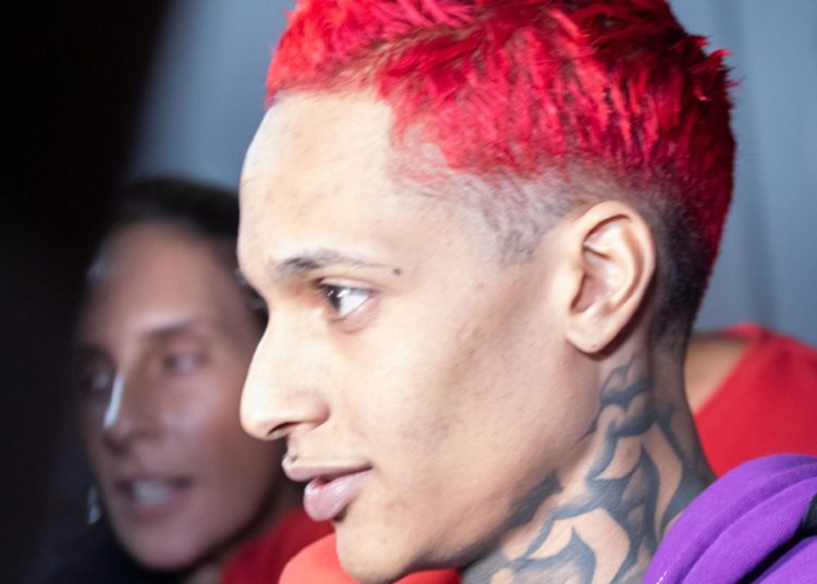 Paul Gallagher, irmão dos músicos do Oasis, se declara inocente de estupro e outras acusações