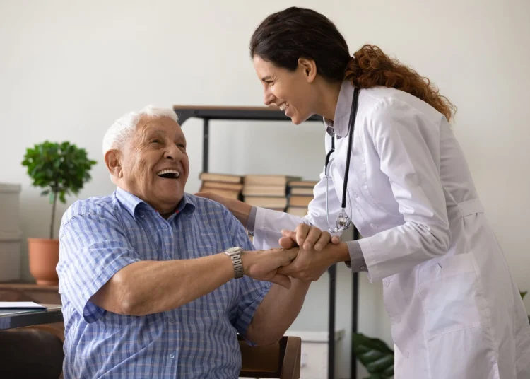 Sancionada lei estadual que impede planos de saúde de realizarem cancelamento unilateral com idosos, PCDs e vulneráveis