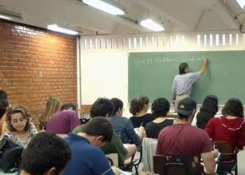 Ensino superior no Brasil pode mais que dobrar salário