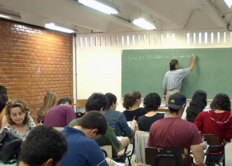 Ensino superior no Brasil pode mais que dobrar salário