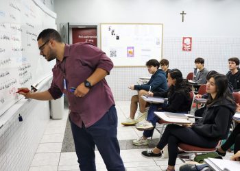 Número de professores temporários no Brasil é maior que na OCDE