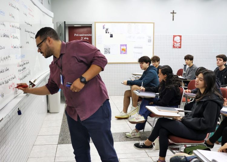 Número de professores temporários no Brasil é maior que na OCDE