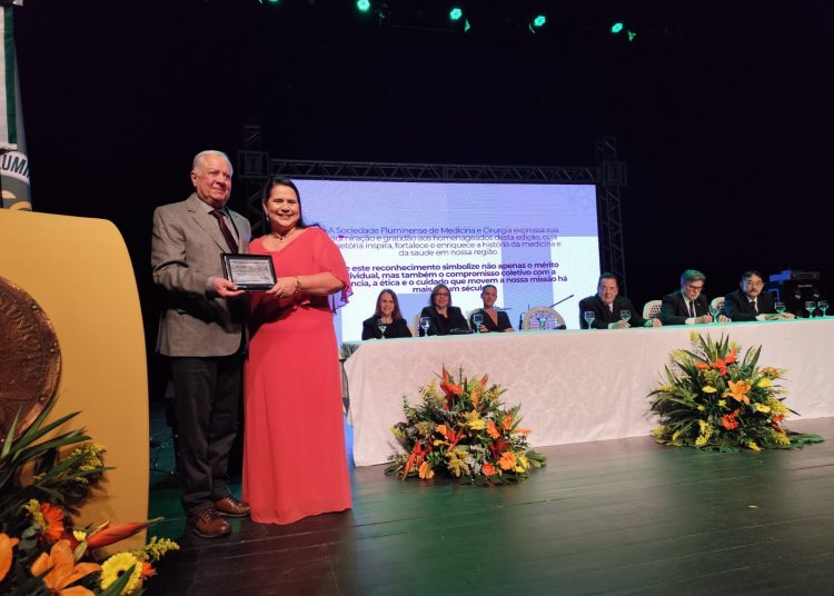 Carlos Bacelar é homenageado com o Prêmio Associação Fluminense de Medicina e Cirurgia