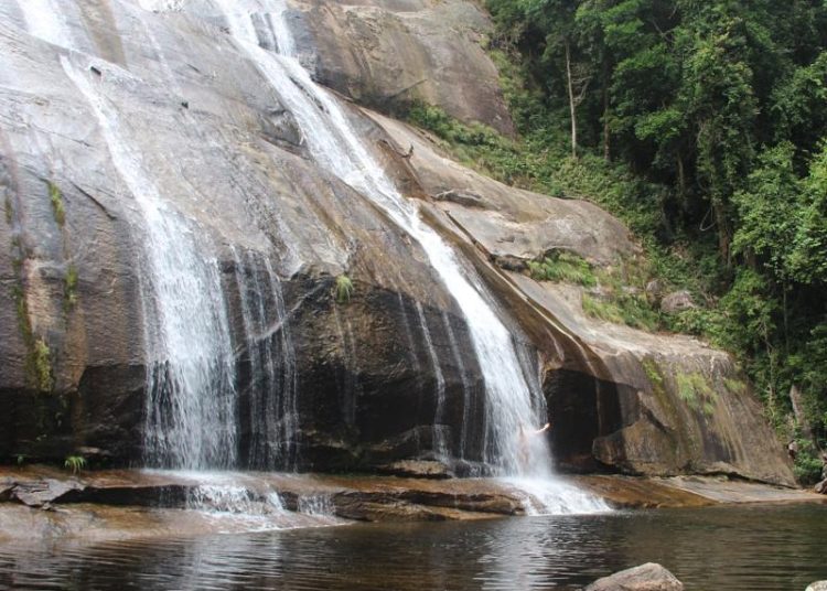 Mulher sofre queda em trilha e resgate vira a noite em Campos