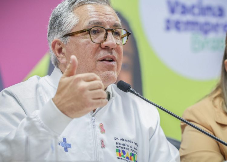 Ministro faz apelo por atualização da caderneta vacinal das crianças