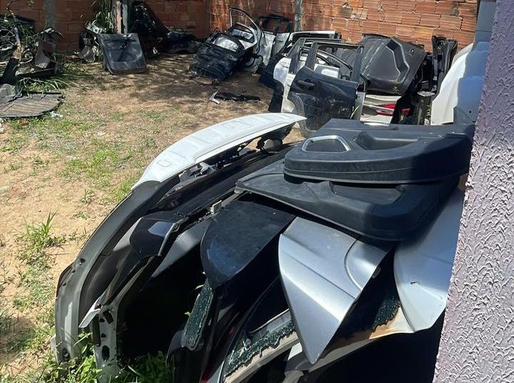 PM descobre desmanche de veículos e encontra nota de carro roubado em Campos