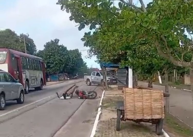 Suspeito que fugia de acidente cai da moto e é detido durante perseguição em SJB